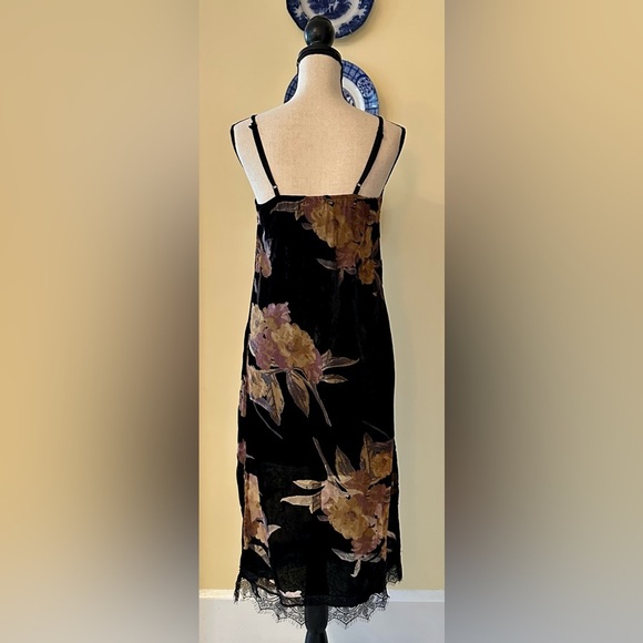 Band of Gypsies | Black Floral Velvet Midi Slip Dress - Picture 4 of 9